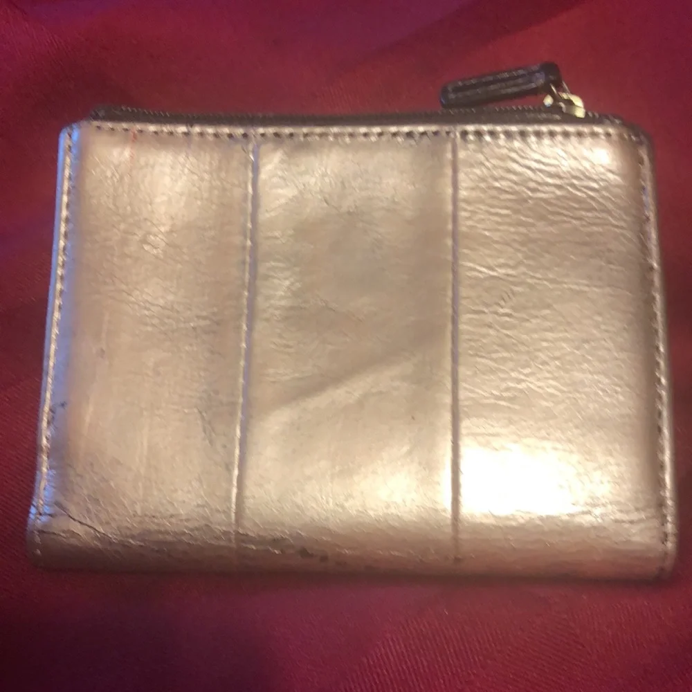 PreOwned - Coach Wallet - snaps and zipper work -7 credit cards slots-5 pockets - Picture 2 of 16